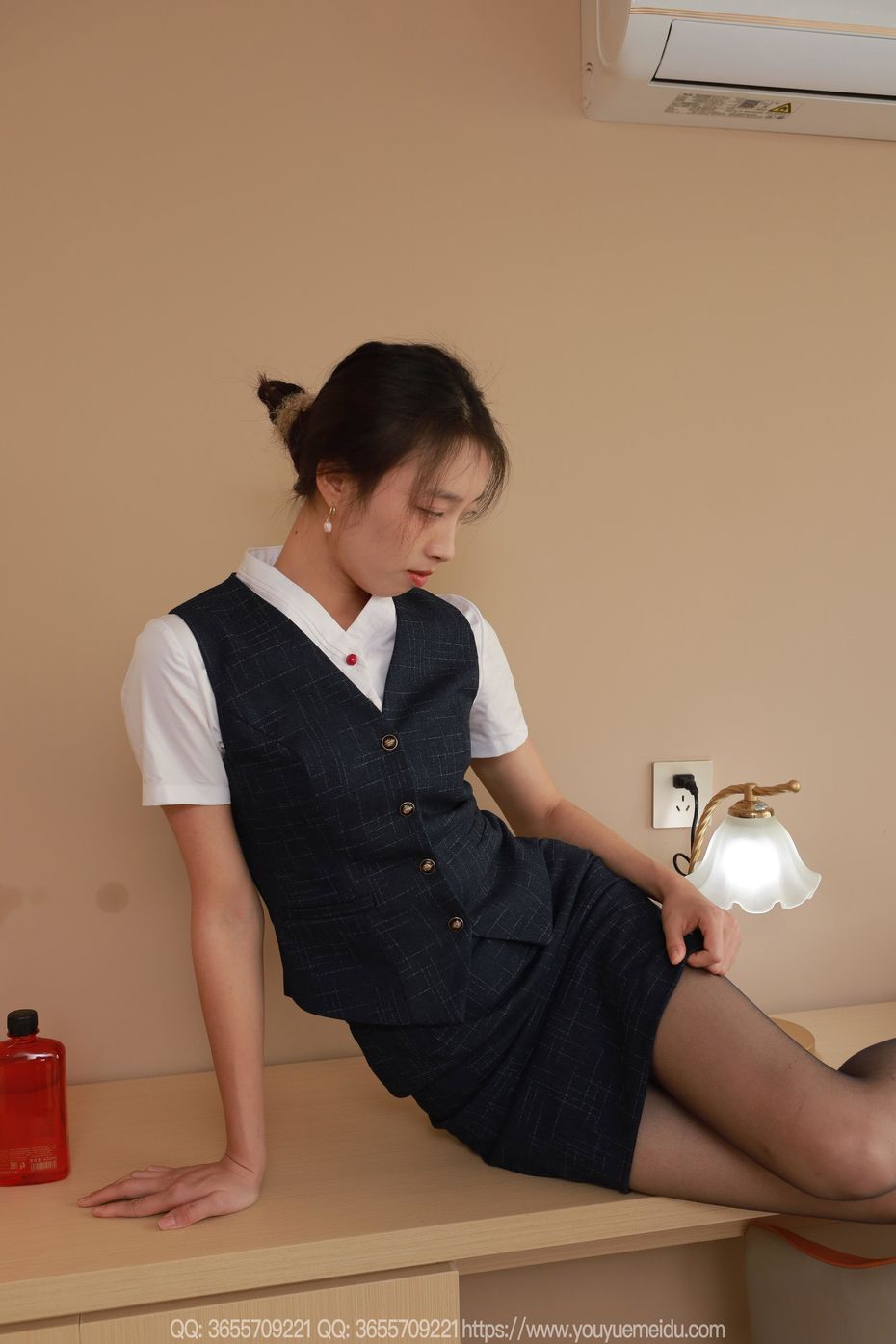 [IESS异思趣向] 2025.03.26 丝享家 2011 小九《黑丝服务生（下）》[84P-60.3M]